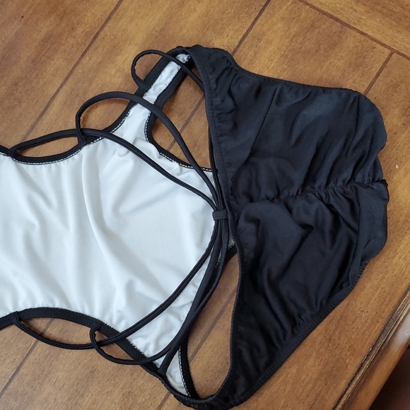 Two women's swimsuits - Picture 8 of 9